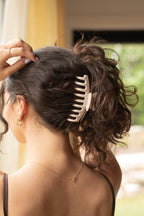 Hair clip claw, hair clip curly hair, hair clip claw styles, hair clip big, claw clip big, claw clip for thick hair, claw clip for braids, claw clip for thick curly hair, claw clip hairstyles, claw clip messy bun, claw clip medium hair, hair claw clip, y2k claw clip