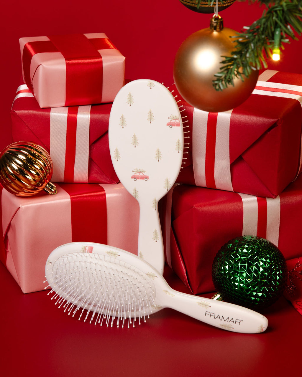 Holly Days - Evergreen Detangle Brush